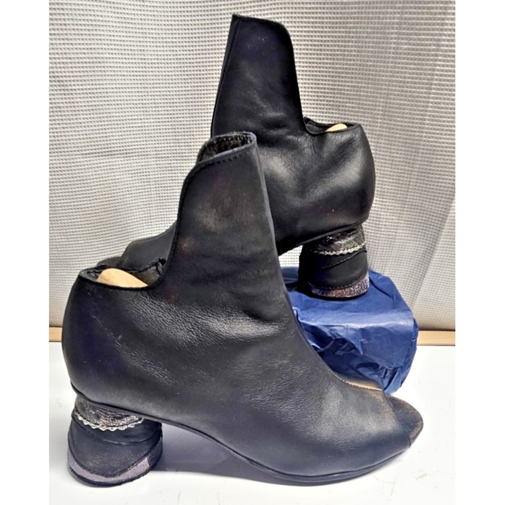 Papucei peep toe booties leather metallic accented cylindrical block heel 37/US7